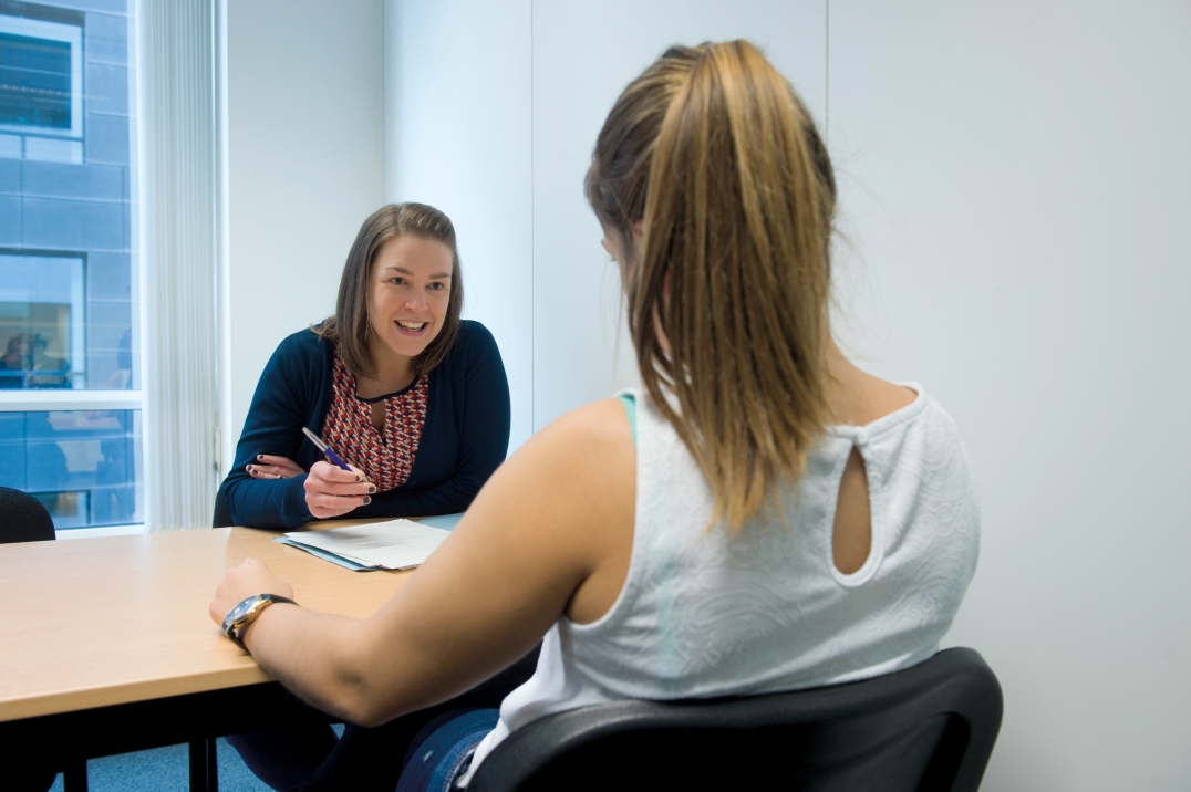 Consulent in gesprek in SDJ Antwerpen