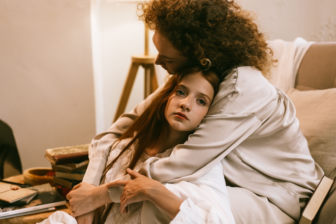 Vrouw knuffelt dochter