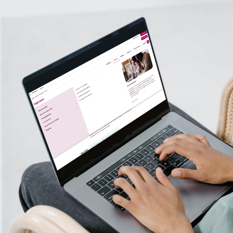 Ouder zoekt informatie op via menu ouders.opgroeien.be op laptop